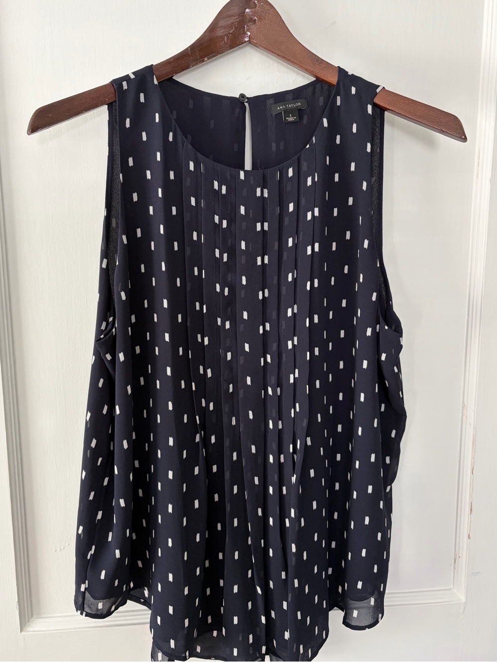 ANN TAYLOR Sleeveless Front Pleated Top. Navy/White. Large